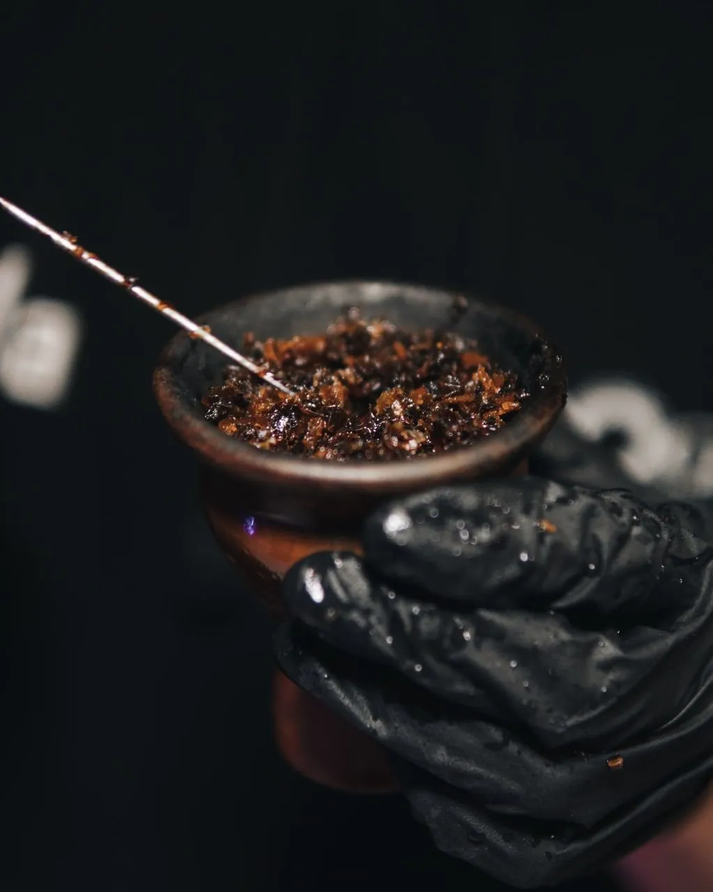 Příprava vodní dýmky ve FOG Hookah Lounge Zlín