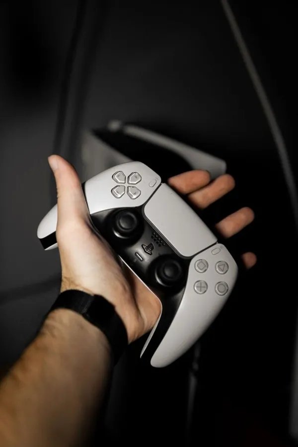 Stůl s PlayStation 5 ve FOG Hookah Lounge